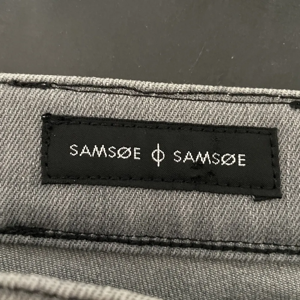 Samsøe Samsøe jeans i storlek 29/34, Rak passform med flare, nya. Jeans & Byxor.