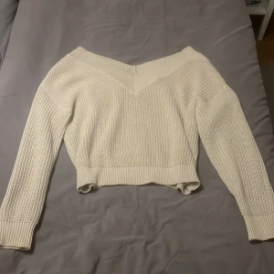 Stickad tröja - Mysig stickad beige tröja från New Yorker!  Stl M men sitter lika bra på S-L🤎 Köpt för 245kr säljs för 115kr inkl frakt🤍
