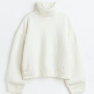 Polo tröja vit  - Stickad tröja från hm, storlek S lappar kvar aldrig använd 