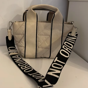 Zara väska - En skön och enkel väsla att dra med sig överallt. Pris diskuteras och skriv vid funderingar. 