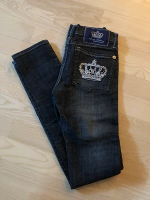 Victoria Beckham jeans  - Low waist Victoria Beckham. Marinblå stl 25  - Straight till skinny, raka ben.  Innerbenets längd mäter 85 cm  Dessa är low Waist och mäter 68 cm   De är knappt använda. 