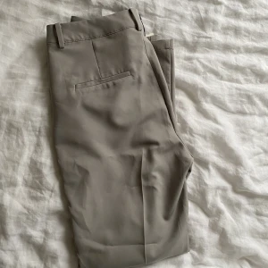 Bikbok kostymbyxor  - Säljer dessa oanvända kostymbyxor från Bikbok då de inte passade mig. Nypris 400kr. Priset kan diskuteras