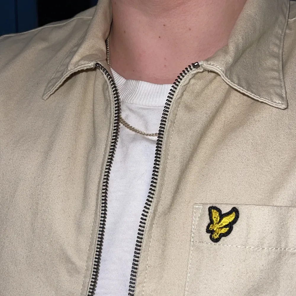 Köpt som present till min pojkvän men den var för liten därav säljer jag Som sagt lyle&scott ” sommar jacka ” använd ett fåtal gånger inga skavanker 499kr eller prut vid snabb affär  Nypris 999kr . Jackor.