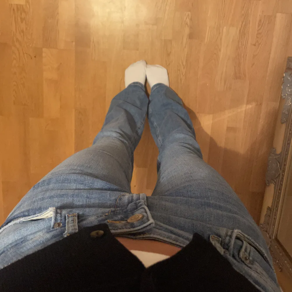 Ljusblåa bootcut jeans från zara💞 Dessa säljs tyvärr inte längre. De är i storlek 38 och jag är 170cm. Orginalpris var 399kr. Jeans & Byxor.