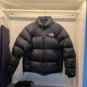 The North Face Nuptse 1996 Jacka - The North Face Nuptse 1996 Jacka storlek M bra skick, bara att fråga för fler bilder! Köpare står för frakt (66kr) spårbart