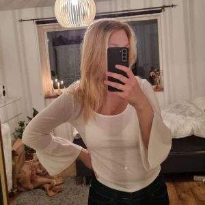 Utsvängd tröja - Fin ribbad tröja med utsvängda ärmar från Gina Tricot i strl M. Använd men i bra skick.