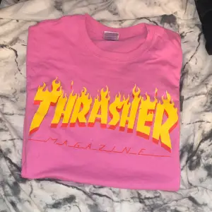 En rosa thrasher t-shirt, använd 2 gånger, jättebra skick