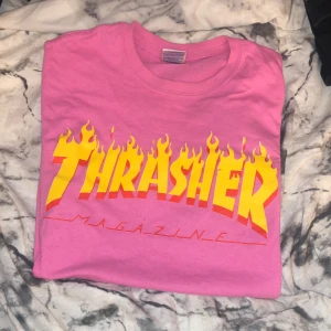 Thrasher T-shirt - En rosa thrasher t-shirt, använd 2 gånger, jättebra skick