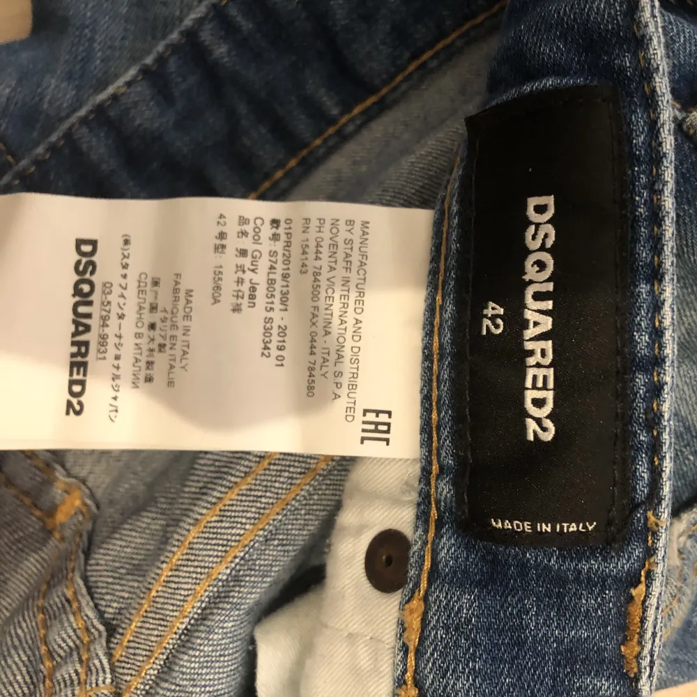 Dsquared2 jeans, skick 7/10 liten lagning som knappt syns, storlek 42it, tags och sånt finns. Äkta givetvis!. Jeans & Byxor.