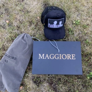 Maggiore keps - Hej! Jag säljer min svarta maggiore keps för 799 kr.💯 den är limiterad och finns inte att köpa 🔥denna kepsen passar till allting och är i  nyskick.