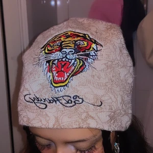 Ed hardy mössa - Helt ny oanvänd ed hardy mössa endast testad för bilden. Kan hämtas i bredäng eller få genom post med avgift🧚‍♀️❤️