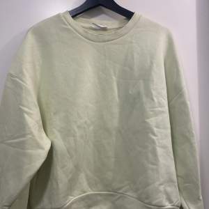 En snygg basic ljusgul sweater från Gina tricot.  Användas endast fåtal gånger. Bild 2, är mer rättvist ljus. 