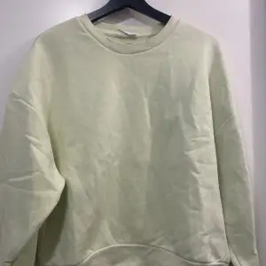 En snygg basic ljusgul sweater från Gina tricot.  Användas endast fåtal gånger. Bild 2, är mer rättvist ljus. 