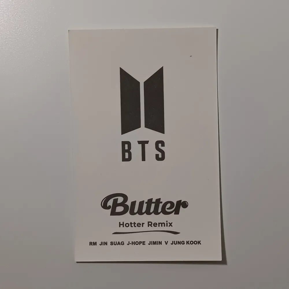 Bts lomo card Butter: Grupp kort. I nyskick och superfin, passar till att ha i genomskinliga mobilskal eller som dekoration av ditt val. 20 + frakt💕 Inte pc. Skickar bild innan jag postar. Frakten för icke spårbar: 15 kr  . Accessoarer.