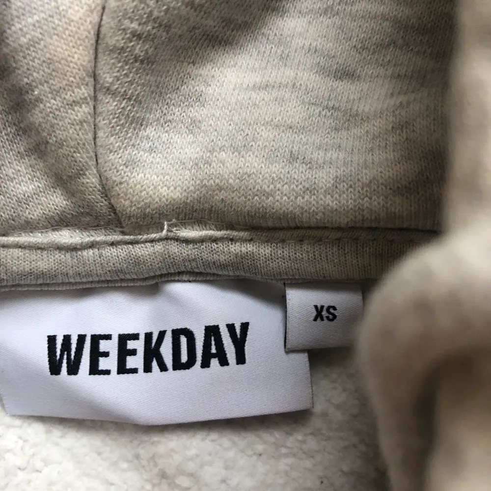 Ljusgrå hoodie från Weekday. Använd fast i bra skick!. Hoodies.