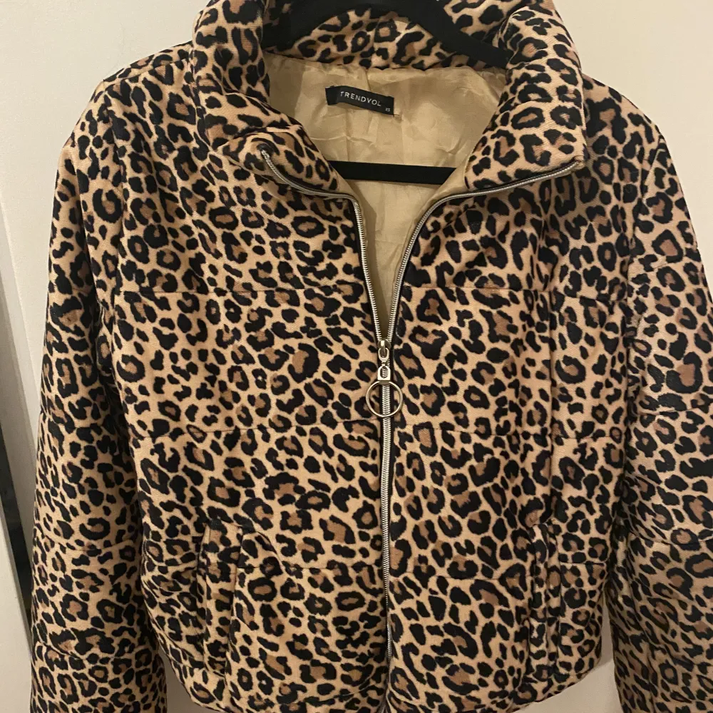 Skön leopard jacka från NAKD men märket är Trendyol (storlek XS). Den är mjuk och värm och är bra för lite kallare väder. Säljer för 200 kr eller bud med rätt att neka (köparen står för frakt). Hör av er om ni har några frågor 🌸. Jackor.