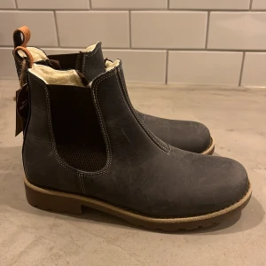 Kavat stl 38 - NYA - Fodrade Kavat-kängor med lapp kvar. Mina fötter blev en storlek större under graviditet och kom sen aldrig i de nya skorna jag köpt. De har legat oanvända i 2 år. Hämtas i Umeå eller skickas med post.