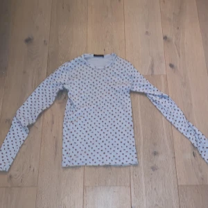 Långärmad tröja - Säljer denna jätte gulliga långärmade tröja från Brandy Melville eftersom den inte kommer till användning så ofta längre❤️ Säljer för 50 kr men då är det +frakt😊