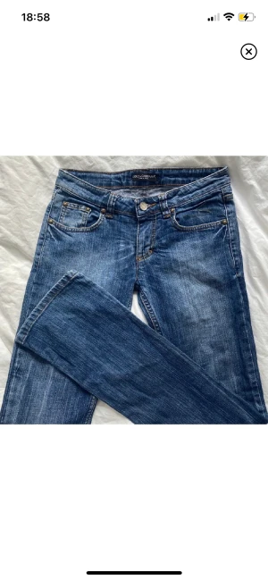 Lågmidjade bootcut jeans. Dolce gabbana  - Säljer nu ett par av mina favoritjeans som tyvärr inte har kommit till användning pågrund av att jag har för många. De är oanvända och i väldigt bra skick förutom en defekt vid en av skärphållarna men som lätt går att sy. Skriv för bilder frågor osv<3 