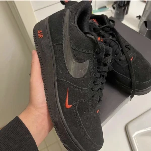 Nike airforce 1 - Säljer min killes airforce pga används knappt. Använts max 5 gånger och är som nya. Du får även med en crep protect. OG lådan finns kvar, skorna köptes för en månad sen och är i storlek 42,5.