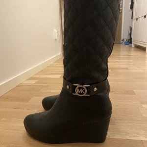 Michael kors stövlar  - Dem är äkta och i bra skick, använt 4-5 gånger, säljer dem för dem passar inte längre 