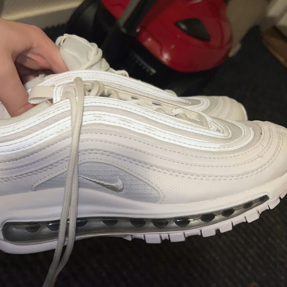 Air Max 97, stlk 38 Fint skick  Inga defekter  Kan fraktas och mötas upp i Uppsala!  Som nya Är unisex så funkar för både tjejer och killar . Skor.