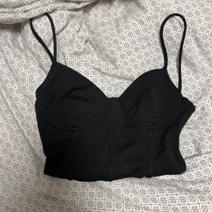 Korsett topp  - En jättefin ”korsett topp” från zara. Kommer inte till användning då den inte riktigt passar mig. Jättefin och som helt ny❤️ frakten ingår, skriv för fler bilder. Pris kan diskuteras 