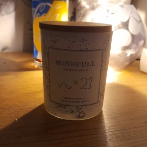 Doftljus - Ett helt oanvänt doftljus med lukten av något ljuvligt!🌼 (Aldrig andvänt)  Köpte doftljuset för 70 kr. Säljer det för 20kr. 💕