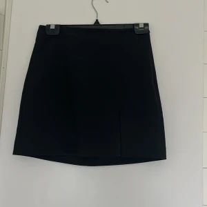 Svart kjol med slits  - Snygg svart kjol från Pull&Bear! 
