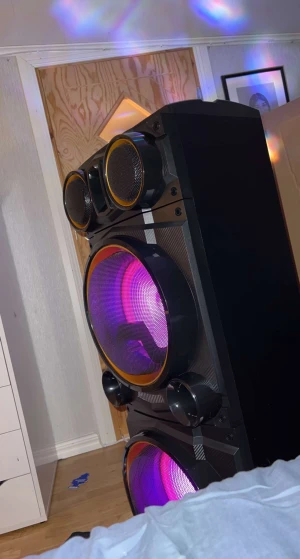 PYB-5000 Bluetooth högtalare Bas - En bluetooth högtalare med jätte bra bas ungefär 1 år gammal o knappt använd