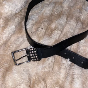 Bälte  - Nyskick bälte med glitter 