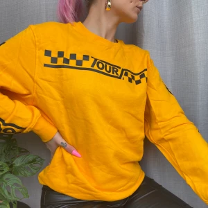 Bieber Sweatshirt - • Justin Bieber tour sweatshirt Str. S fra H&M sin officiella merch. Som ny! Tröjan är lite tjockare i tyget, är i en jätte snygg gul orange färg med tryck frampå bröstet, ryggen och ärmarna. ✨