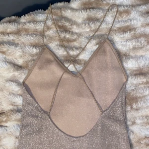 Glitter klänning  - Nyskick glitter klänning från h&m stl S. Den går till mitt på låren på mig som är 169, ❗️❗️se sista bilden för att se hur den ser ut på‼️den är mer glitter i verkligheten så som på dom tidigare bilderna
