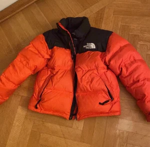 The North Face Jacka!!! -  Trendig och cool the North face jacka! Orginalpris 3700kr!! Priset kan diskuteras då jag gärna vill få den såld. Jag kan mötas upp i Stockholm annars står köparen för frakten💕