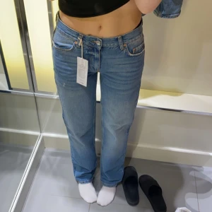 Low waist jeans - Säljer mina lågmidjade ljusblåa jeans från gina tricot då jag knappt andvänder dom. Haft dom i ca 3 månader men dom har andvänts kanske 5 ggr. Alltså i nästintill nyskick, priset kan diskuteras vid snabb affär💕
