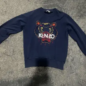 Säljer en kenzo sweatshirt i ett väldigt bra skick. Tröjan är i storlek S och passar troligen M också. 