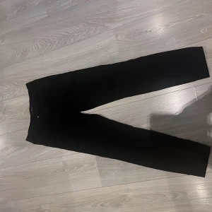 Kostymbyxor  - Ett par lågmidjade kostymbyxor från Veromoda . Väl använda men forfarande inget fel på dem . Kommer inte till användning längre 