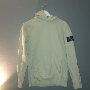 Calvin klein hoodie storlek S - Den är köpt på kidsbrandstore för 800kr och nästan helt oanvänd. Skrynklig på bilden men jag stryker den såklart innan jag skickar.Beige.