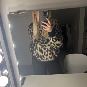 Super skön leopard tröja - en superskön tröja som tyvärr inte kommer till användning löngre. Den är inte stickig eller alls i materialet 