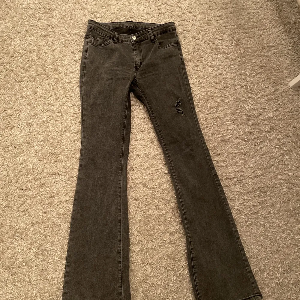 Lågmidjade Grå jeans som passar både s och m säljer de för 100kr.. Jeans & Byxor.