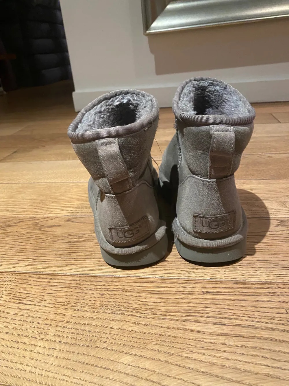 Säljer mina låga uggs i grå färg. Välanvända men ändå fint skick på dom. Har impregnerat dom flera gånger dessutom. Hör av dig vid frågor🫶🏼. Skor.