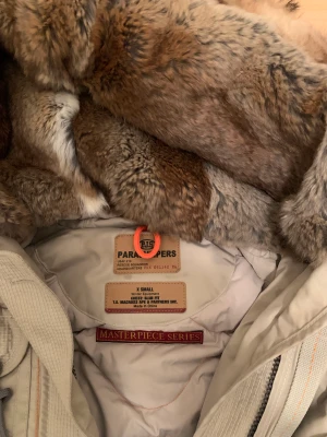 Parajumper - Jag säljer en beige parajumper då den är lite stor på mig. Jackan är i storlek ca men passar även på storlek s. Kvitto finns en men qr kod finns. 