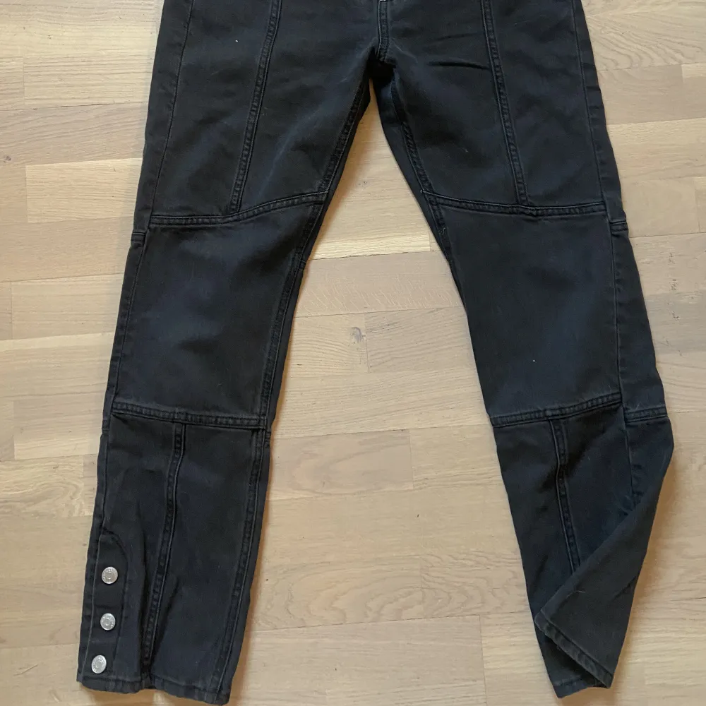 Så coola byxor från Weekday med synliga sömmar och coola detaljer💓 Dessa är tyvärr för små för mig och passar nog snarare en 36😇. Jeans & Byxor.