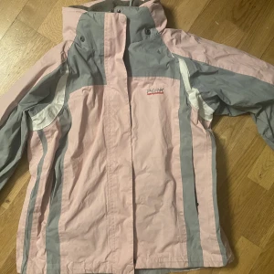 Peak jacka S - En fin rosa / grå jacka från peak performance. Storlek S