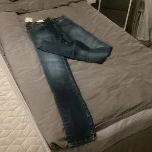 Ett par helt oanvända skinny jeans från Tiger of Sweden💙 Stl Xs-S, väldigt stretchiga, köpta för 1299kr!