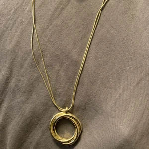 Halsband från snö - Fint halsband från snö i guld. Ni får välja på smårbart 39 kroner eller skicka i vanligt kuvär 7 kroner. 