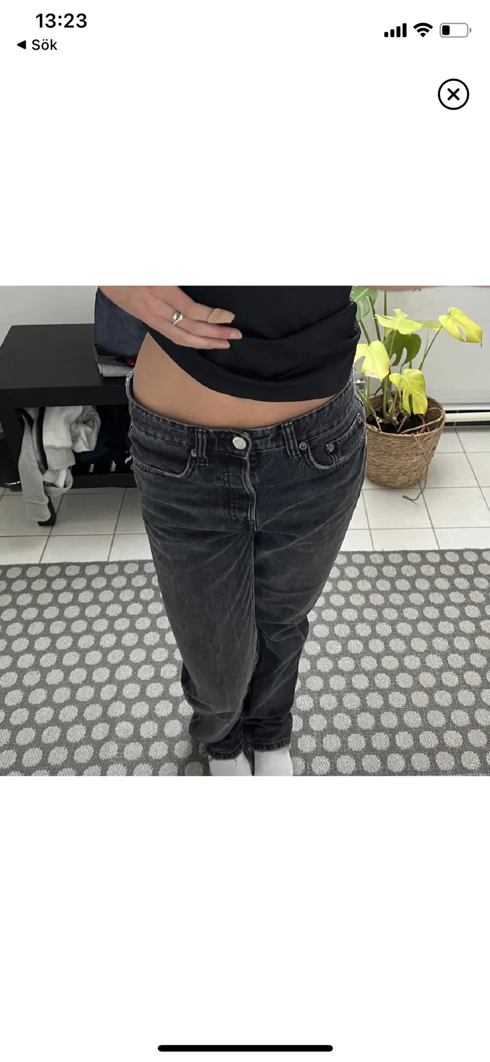 Zara jeans i straight modell, köpta på plick men säljer vidare pågrund av de inte passade mig(lånade bilder, förutom den sista!!) ❤️. Jeans & Byxor.