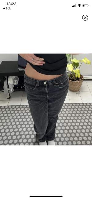 Zara jeans i straight modell, köpta på plick men säljer vidare pågrund av de inte passade mig(lånade bilder, förutom den sista!!) ❤️