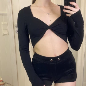 Svart tröja - Fin svart croppad tröja i storlek S från nakd. Använd men fortfarande i bra skick. Säljer för 100 kr, köpare står för frakten. 💖