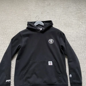 Aape hoodie  - Säljer nu min aape hoodie i storlek M men den passar S. Den är i väldigt bra skick. Skick 8/10. Den är självklart äkta.  Hör gärna av dig om du har frågor!